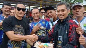 Atep saat menerima potongan tumpeng Ketua Pemuda Pakidulan Sagaranten Heri Sobar. (Sumber Foto: Istimewa)