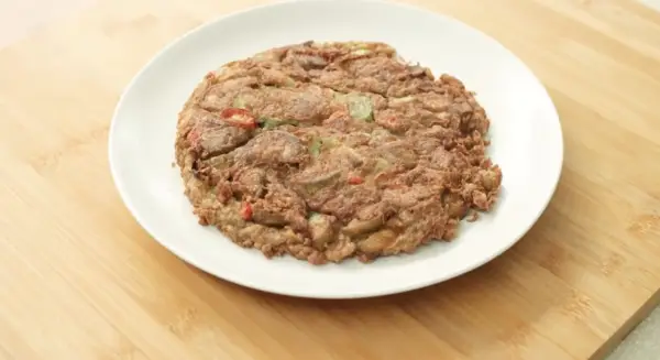 Resep Telur Dadar Terong, Ide Menu Sarapan yang Praktis dan Mengenyangkan (Sumber : Youtube | Devina Hermawan)