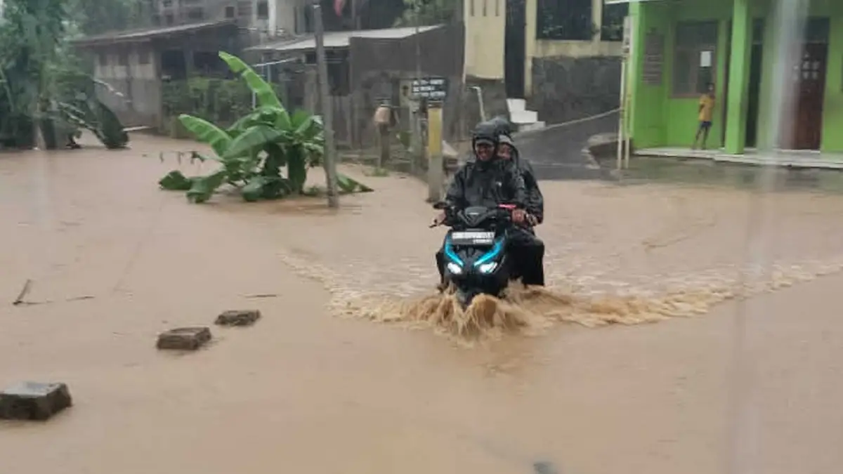 Sungai Cibaregbeg Cicurug Meluap usai Hujan Deras, Jalan Lingkungan Sempat Tergenang