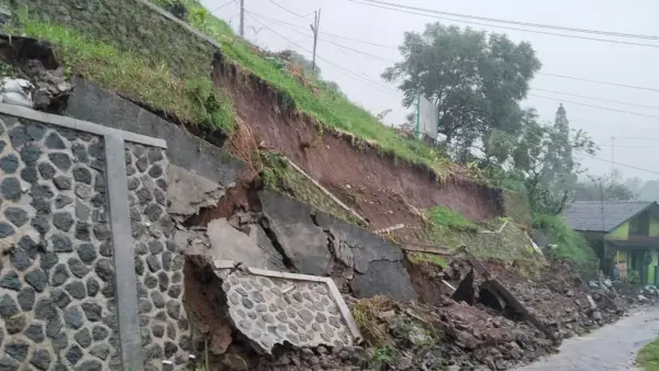 Material longsoran TPT menutup akses jalan di Perumahan Bukit Citra Asri, Kampung Cicewol RT 04/04, Desa Mekarsari, Minggu (24/5/2026). (Sumber Foto: Istimewa)