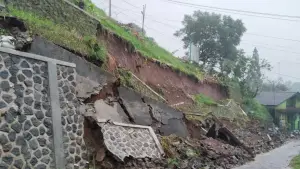 Material longsoran TPT menutup akses jalan di Perumahan Bukit Citra Asri, Kampung Cicewol RT 04/04, Desa Mekarsari, Minggu (24/5/2026). (Sumber Foto: Istimewa)
