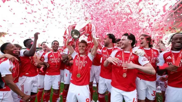 Selebrasi para pemain Arsenal setelah berhasil menjuarai Liga Ingris musim ini. (Sumber: web/espn.com)