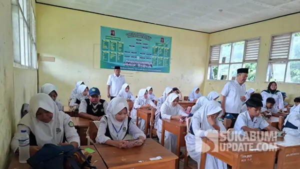 Para siswa MTsN 2 Sukabumi sedang melaksanakan ASAT, Senin (25/05/2026). (Sumber : SU/Ragil Gilang).