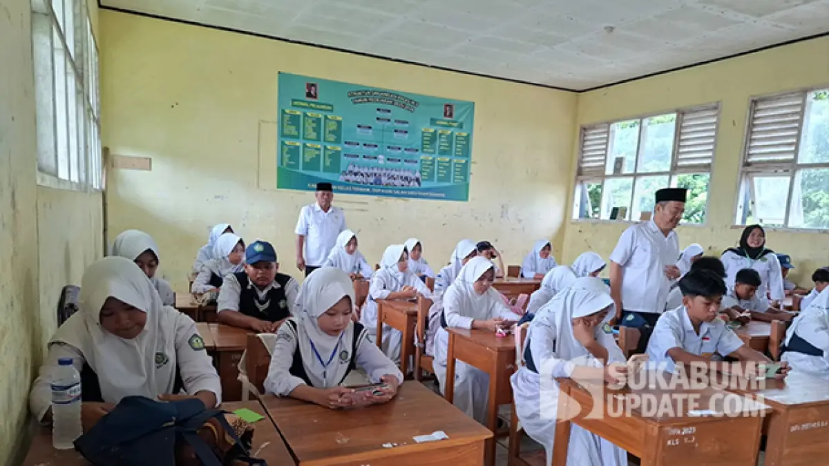 Para siswa MTsN 2 Sukabumi sedang melaksanakan ASAT, Senin (25/05/2026).