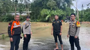 Banjir merendam ruas Jalan Raya Sagaranten–Cidolog. (Sumber: Istimewa)