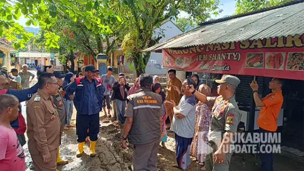 Bupati Sukabumi Asep Japar saat melakukan peninjauan ke puskesmas Palabuhanratu, pada Senin (25/5/2026). (Sumber : SU/Ilyas).