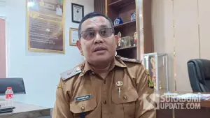 Kadinkes Kabupaten Sukabumi, Masykur Alawi saat diwawancarai. (Sumber: SU/Ilyas Supendi)
