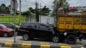 Kondisi mobil Toyota Innova saat menabrak bagian belakang truk sampah di lampu merah Exit Tol Parungkuda, Kabupaten Sukabumi, Senin (25/05/2026). (Sumber : Istimewa.).