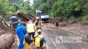 Proses evakuasi material longsor di Jalan Provinsi ruas Mareleng–Tamanjaya–Palangpang KM 208+800, kawasan hutan lindung Cipeucang, Ciemas Sukabumi. (Sumber Foto: Dok. DBMPR Jabar)