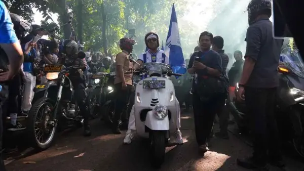 Gubernur Jawa Barat Dedi Mulyadi saat mengikuti konvoi juara Persib Bandung, Minggu (25/5/2026). (Sumber Foto: Biro Adpim Pemprov Jabar)