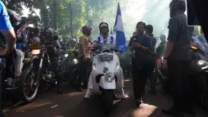 Gubernur Jawa Barat Dedi Mulyadi saat mengikuti konvoi juara Persib Bandung, Minggu (25/5/2026). (Sumber Foto: Biro Adpim Pemprov Jabar)