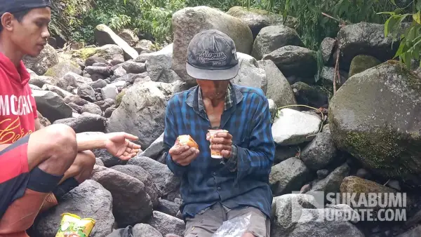 Pria paruh baya asal Cianjur ditemukan lemas di aliran sungai kawasan kaki Gunung Salak, Cicurug, Sukabumi. (Sumber Foto: Istimewa)