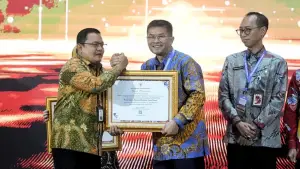 Penghargaan diterima langsung Wakil Gubernur Jabar Erwan Setiawan dari Kepala ANRI Mego Pinandito. (Sumber Foto: Biro Adpim Pemprov Jabar)