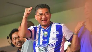 Wakil Gubernur Jabar Erwan Setiawan saat menyaksikan skuad Persib Bandung rengkuh trofi juara Super League 2025/26. (Sumber Foto: Humas Jabar)