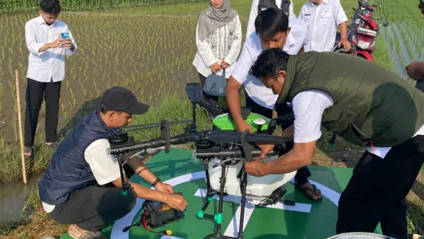 UPTD BP Mektan Jabar demonstrasikan penggunaan drone pertanian di Bojongpicung Cianjur Rabu (20/5/2026). (Sumber: Istimewa)