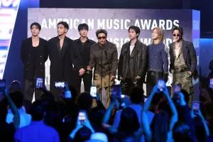 Comeback Pecah! BTS Raih Artist of the Year di American Music Awards 2026 (Sumber : X/@AMAs)
