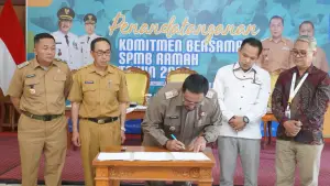 Bupati Asep Japar saat menandatangani Komitmen Bersama SPMB Ramah tahun 2026. (Sumber: Dokpim)