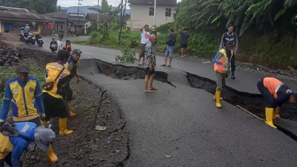 Ruas jalan provinsi di Desa Cicadas, Kecamatan Cisolok, Kabupaten Sukabumi amblas (Sumbe: dok warga)