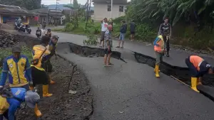 Ruas jalan provinsi di Desa Cicadas, Kecamatan Cisolok, Kabupaten Sukabumi amblas (Sumbe: dok warga)