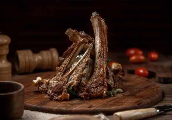 Ilustrasi olahan daging kambing (Sumber : freepik/@azerbaijan_stockers)