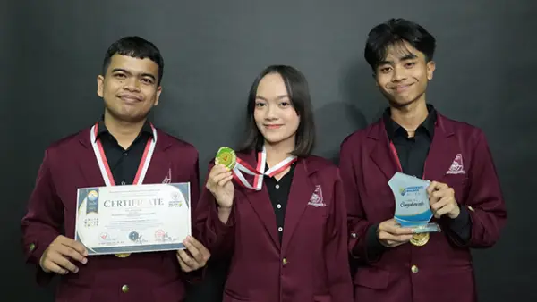 Tim Nusa Putra University yang beranggotakan Yoel Charlotte H, Abdul Azis, dan Akbar Maulana Ismail. (Sumber : Istimewa.).
