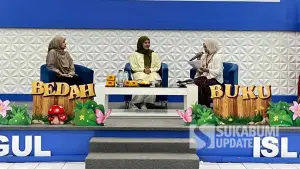 Penulis muda Wulanfadi (tengah) saat menjadi narasumber utama kegiatan bedah buku di UMMI Sukabumi. (Sumber Foto: Siti Sayyidatunnisa)