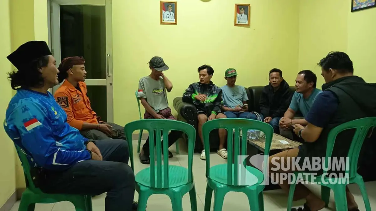 Ayi Solehudin saat dijemput pihak keluarga di Kantor Kecamatan Cicurug. | Foto: Istimewa