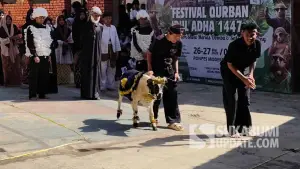 Aksi teatrikal para santri bersama domba kurban yang didandani barang bekas di Festival Qurban Idul Adha 1447 H. (Sumber Foto: SU/Turangga Anom)