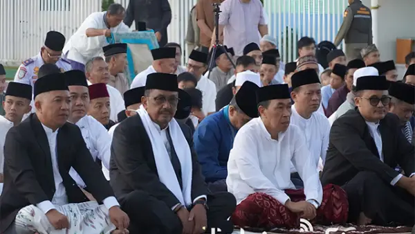 Bupati Sukabumi Asep Japar, dan Wabup Andreas, juga Sekdes Ade Suryaman saat Shalat Idul Adha 1447 H di Alun-Alun Kecamatan Jampangtengah. (Sumber : Dokpim).
