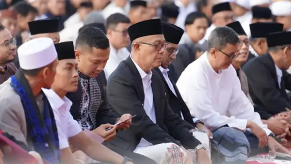 Wali Kota dan Wakil Wali Kota Sukabumi, Ayep Zaki dan Bobby Maulana saat salah Idul Adha 1447 H di Lapang Merdeka, Rabu (27/05/2026).. (Sumber : Dokpim).
