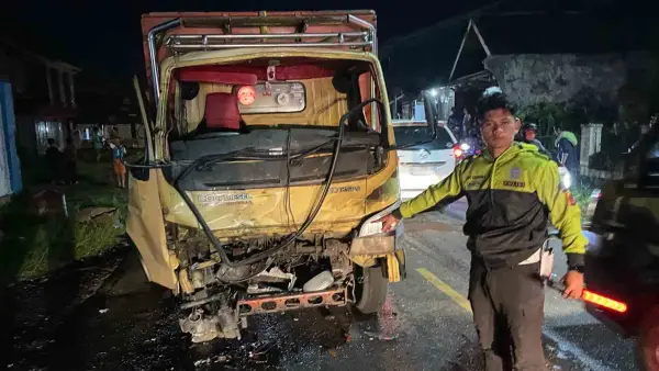 Kondisi truk Mitsubishi Colt Diesel yang adu banteng dengan truk Hino di Parungkuda Sukabumi, Selasa (26/5/2026) malam. (Sumber Foto: Dok. Satlantas Polres Sukabumi)
