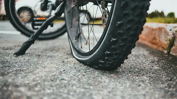 Ilustrasi ban tubeless mengalami kempes. (Sumber : unspalash.com/@Erik Mclean).