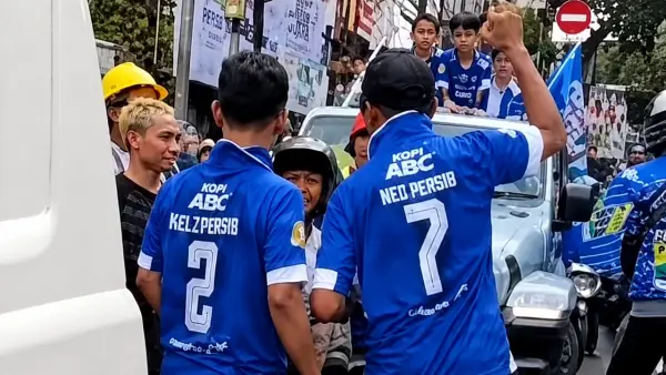 Tangkapan layar dugaan pengeroyokan sesama boboth di konvoi juara Persib Bandung. (Sumber: Istimewa)