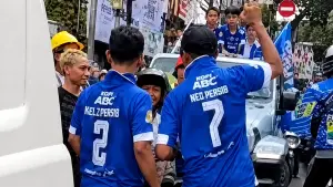 Tangkapan layar dugaan pengeroyokan sesama boboth di konvoi juara Persib Bandung. (Sumber: Istimewa)