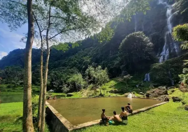 Curug Tilu Cipelah, salah satu air terjun untuk menghabiskan momen liburan akhir pekan di Selatan Bandung (Sumber : Gmaps/Pesona Desa Cipelah)