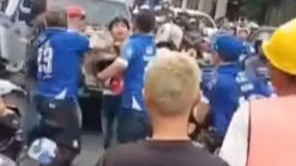 Tangkapan layar keributan di tengah konvoi juara Persib Bandung. (Sumber: Istimewa)