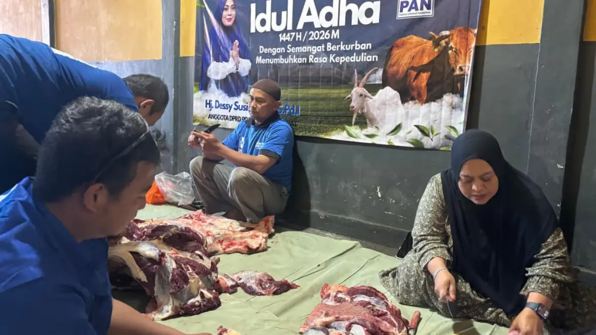 Ikut Berbaur Potong Daging Kurban, Dessy Susilawati Bicara Esensi Ikhlas Berbagi