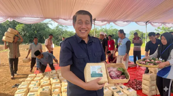 Jamil Azzaini, Pendiri Kampoong Ecopreneur, saat turut membagikan daging kurban untuk santri penghafal Alquran dan warga di Bogor. (Sumber : Dok. Kampoong Ecopreneur)