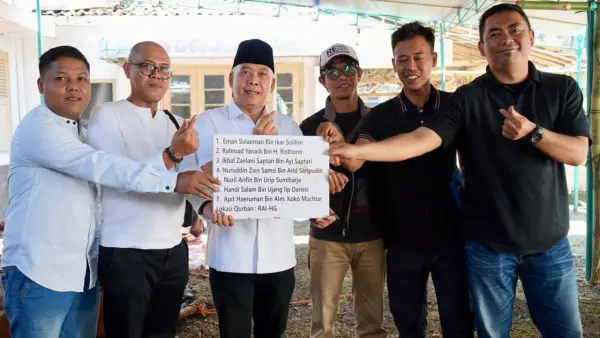 Anggota DPR RI Heri Gunawan bersama para jurnalis saat momen kurban Iduladha 1447 H di Sukabumi | Foto : dok. istimewa