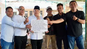 Anggota DPR RI Heri Gunawan bersama para jurnalis saat momen kurban Iduladha 1447 H di Sukabumi | Foto : dok. istimewa