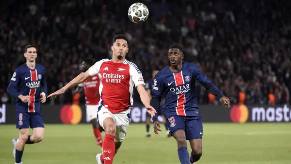 Duel Saliba dan Dembele di pertandingan PSG vs Arsenal (Sumber: web/espn.com)