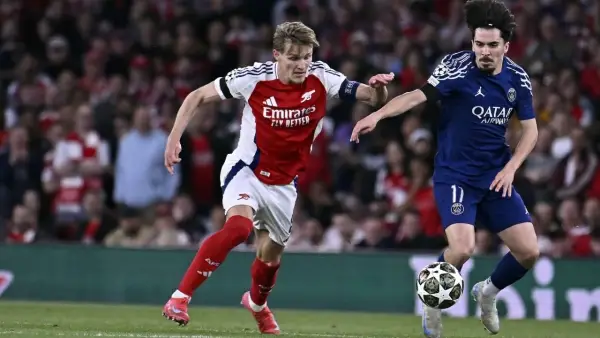 Aksi Odegaard berduel dengan Vitinha di laga PSG vs Arsenal (Sumber: web/psg.fr)