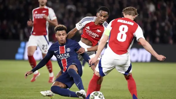 Aksi Desire Doue saat berduel dengan Gabriel saat di pertandingan PSG vs Arsenal (Sumber: web/psg.fr)