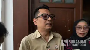 Adiyana Slamet, Ketua KPID Jabar saat diwawancarai di Balai Kota Sukabumi. Jumat (29/5/2026). (Sumber: SU/Turangga Anom)