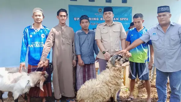 SPPG Sukabumi Bantargadung Bojonggaling 2 saat menyalurkan hewan kurban kepada warga. (Sumber Foto: Istimewa)