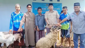 SPPG Sukabumi Bantargadung Bojonggaling 2 saat menyalurkan hewan kurban kepada warga. (Sumber Foto: Istimewa)