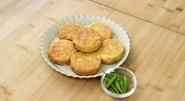 Resep Martabak Nasi Ayam Kecap, Ide Menu untuk Teman di Akhir Pekan (Sumber : Youtube | Devina Hermawan)