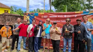 Anggota DPRD Kabupaten Sukabumi, Dadang Hermawan saat menghadiri pertunjukan teater Pulo Megalodon Jampang. (Sumber : Istimewa.).