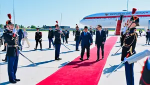 Presiden Republik Indonesia, Prabowo Subianto, tiba di Bandara Orly, Paris, Republik Prancis, pada Selasa (26/05/2026). (Sumber : Setneg.).