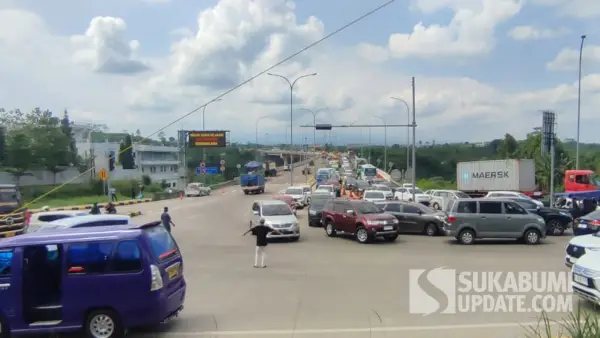Penampakan kepadatan kendaran keluar Tol Parungkuda menuju sejumlah tempat di Sukabumi saat long weekend, Sabtu (30/5/2026) | Foto : Ibnu Sanubari